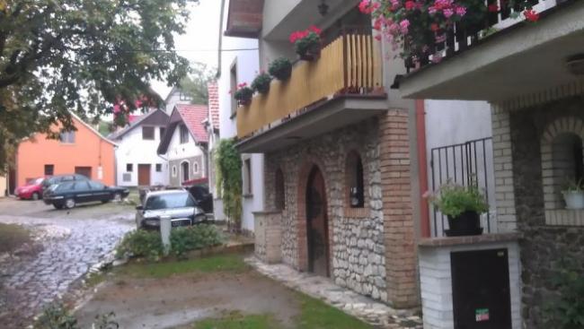 Pracovní ruch ve sklepech s vínem, je v kontrastu s deštěm venku, klidem.