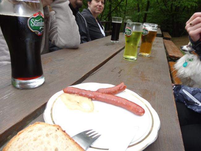 Na rozcestí Pod chocholou po modré do Ivanovic.