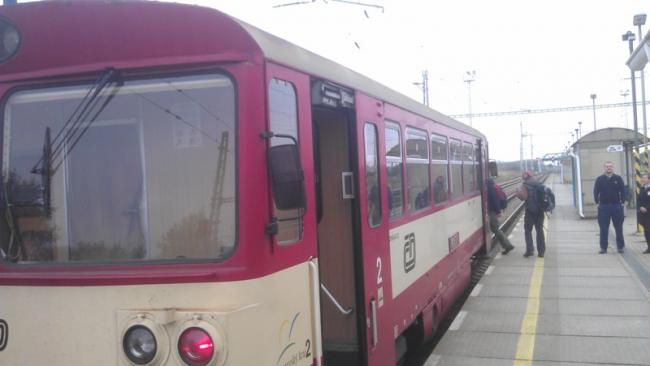 Vlakem z Brna, přestup na romantickou malou jednovagónovou 