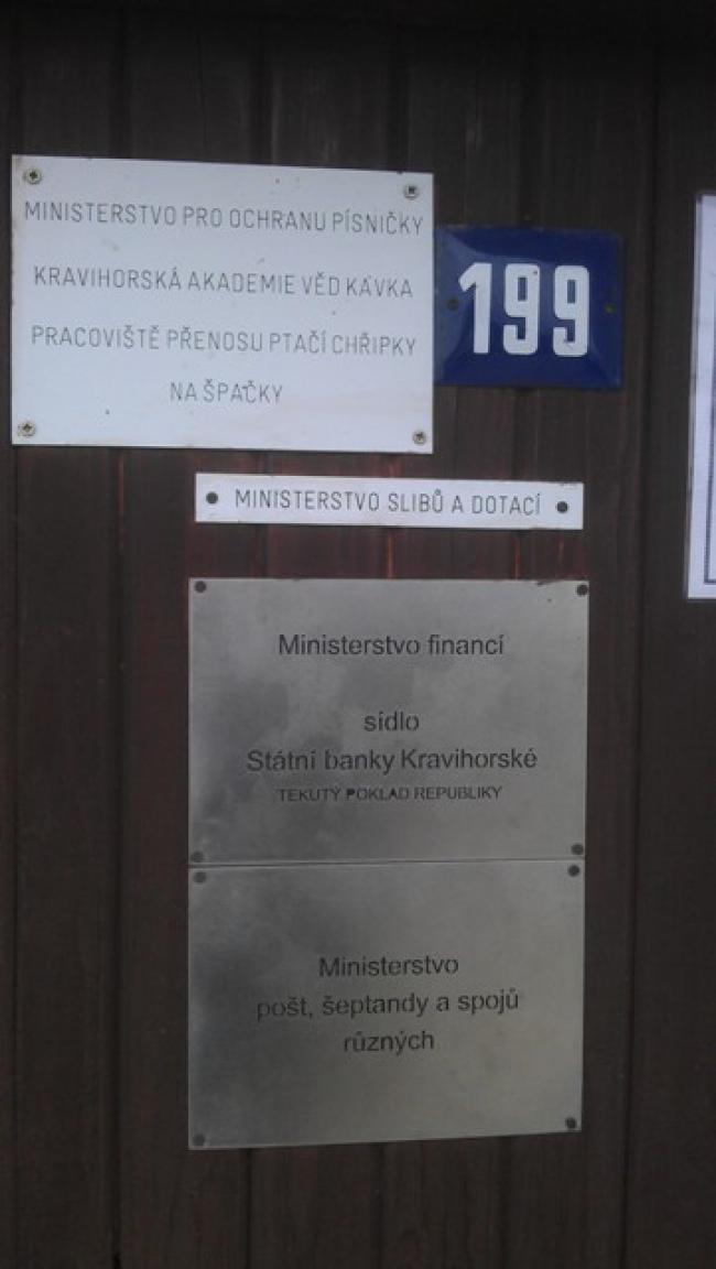 ...a náplň práce místních úředníku je neobvykle široká.