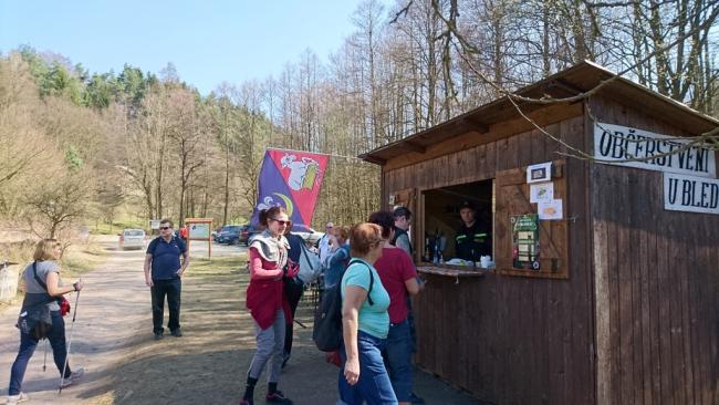 Neodolatelné občerstvění z rukou hasičů a hasiček.