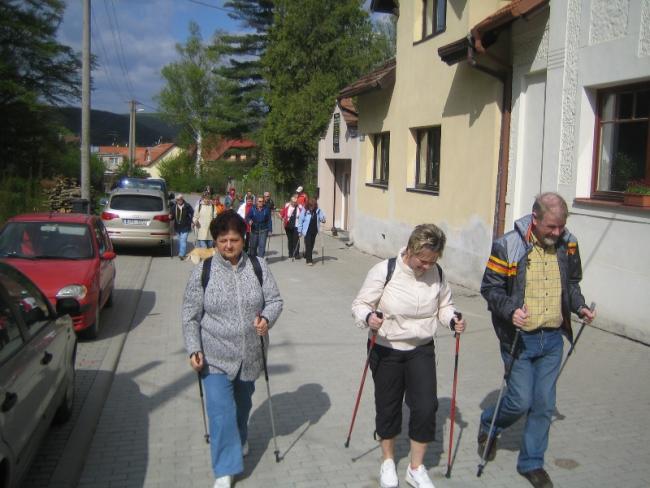 První kroky a hůlkama vyžadují kontrolu kooardinace i zrakem, později se pohyb automatizuje