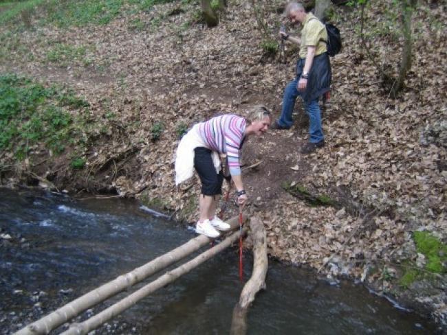 Někteří si troufnou i na zdolání takovéto překážky