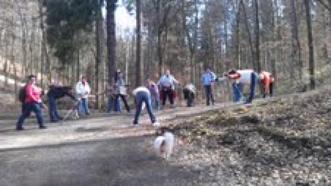 Nezapoměli jsme na rozcvičování a protahování svalů před, po i během výšlapu. Technika chůze s NW ale nebyla jediným tématem našich diskusí.
