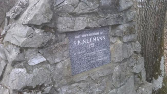 ...památník SK Neumann s jeho verši ... 