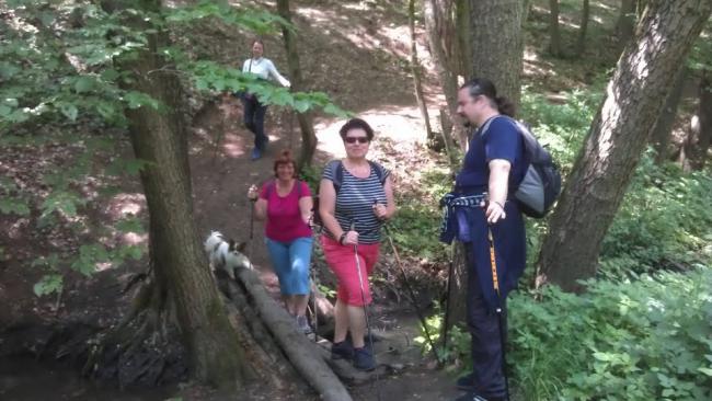 Cesta zpět vede jinudy, přeskakujeme potok ....